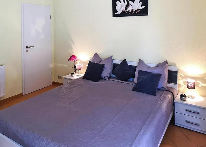 Schoenes Mit Terrasse 펜션