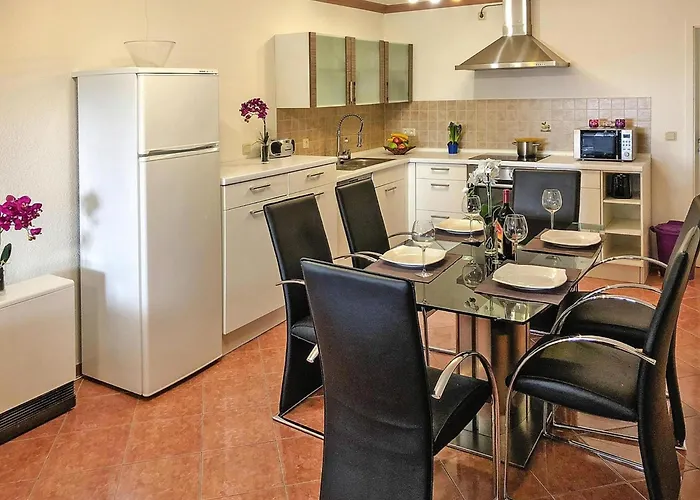 Schoenes Mit Terrasse 펜션 *